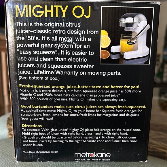 Mighty OJ Metrokane Silver and White Citrus Juicer for Modern Kitchens. - Picture 3 of 10